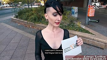 Deutsche dünne punkerin lässt sich zum Sex überreden beim Sexdate über EroCom Date