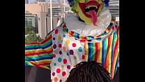 Clown gets head at amusement park